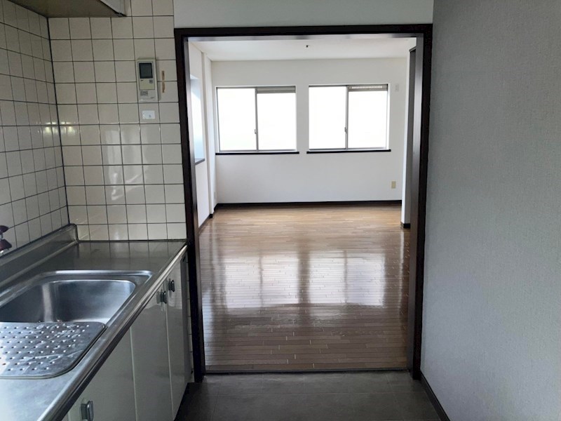 鷹匠３丁目　倉庫付き中古住宅 内観写真（リビング）