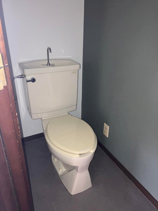 鷹匠３丁目　倉庫付き中古住宅 内観写真（トイレ）
