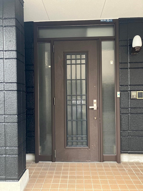 鷹匠３丁目　倉庫付き中古住宅 現地写真（玄関）
