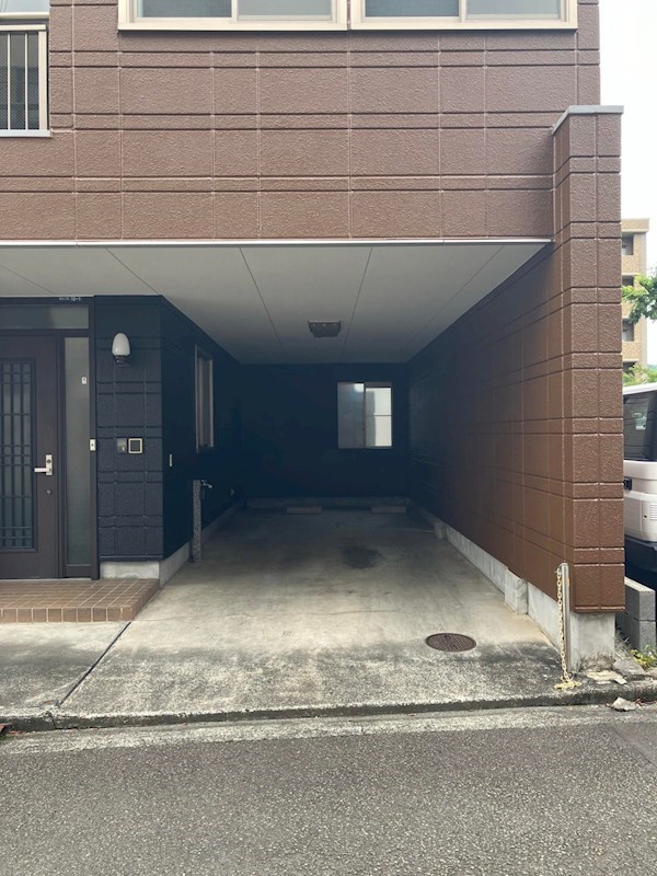 鷹匠３丁目　倉庫付き中古住宅 現地写真（駐車場）