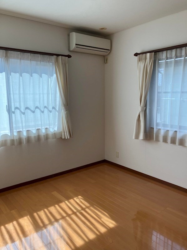葵区沓谷2丁目　中古住宅 内観写真（リビング以外の居室）
