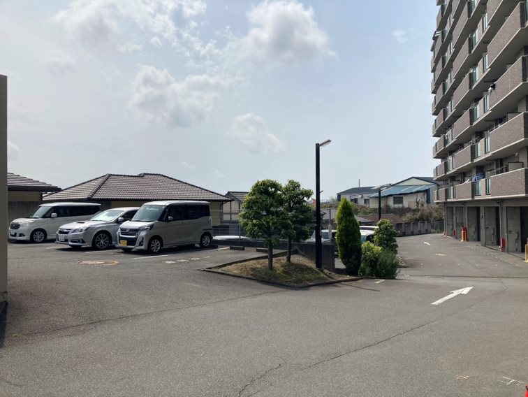 シャリエ三島松が丘 共用部写真（駐車場）