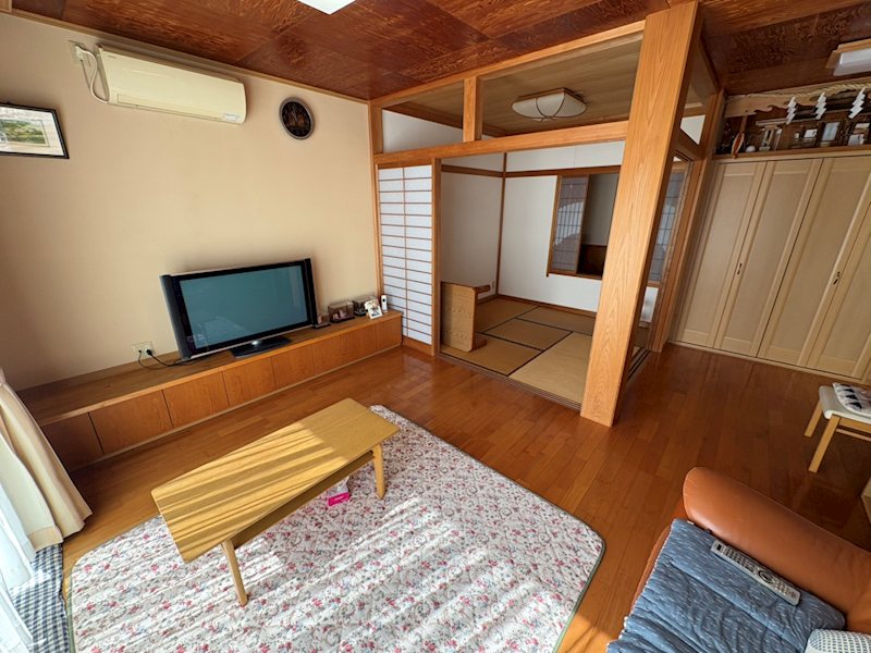 三島市八反畑65　中古戸建 内観写真（リビング）