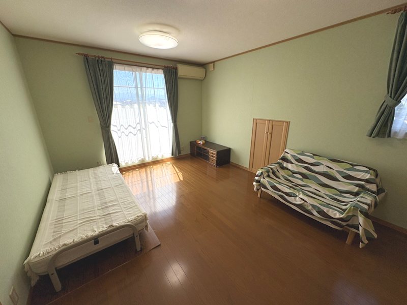三島市八反畑65　中古戸建 内観写真（リビング以外の居室）