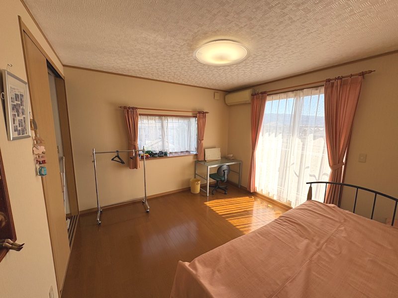 三島市八反畑65　中古戸建 内観写真（リビング以外の居室）