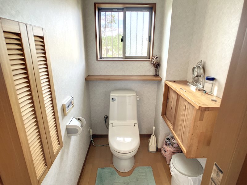 温もりのある収納の扉はトイレ空間を優しい雰囲気を与えてくれます。 袋井市愛野南 その他