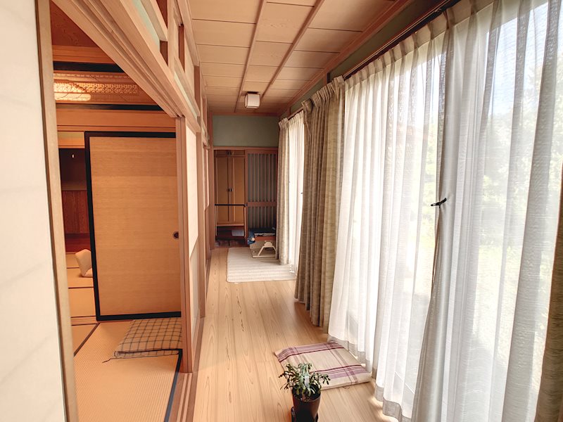 素敵な広縁は玄関まで続きます。 袋井市愛野南 その他