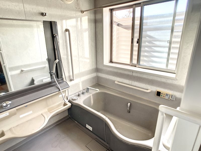 ゆったりとした広めの浴槽で一日の疲れを癒せそうです。 袋井市愛野南 その他