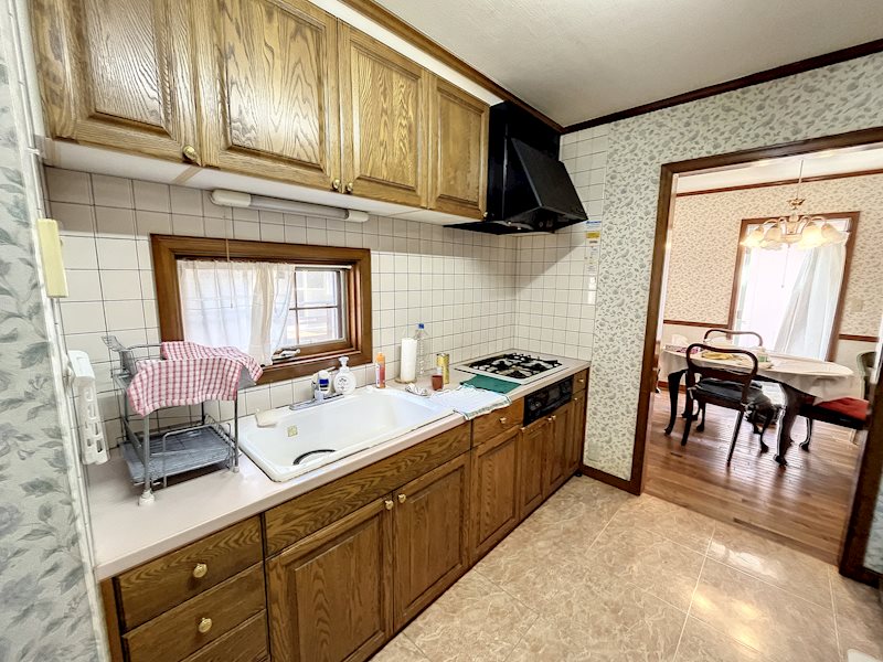 木彫のキッチンは温もりがあり、外観と室内に統一感があります。 袋井市下山梨1丁目 その他