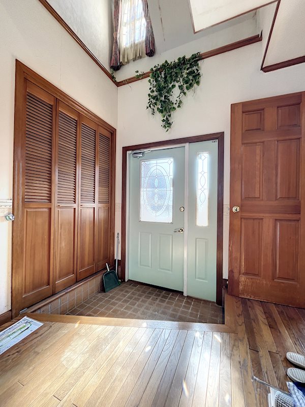 吹き抜けの玄関で明るく、開放感のある玄関です。 袋井市下山梨1丁目 その他