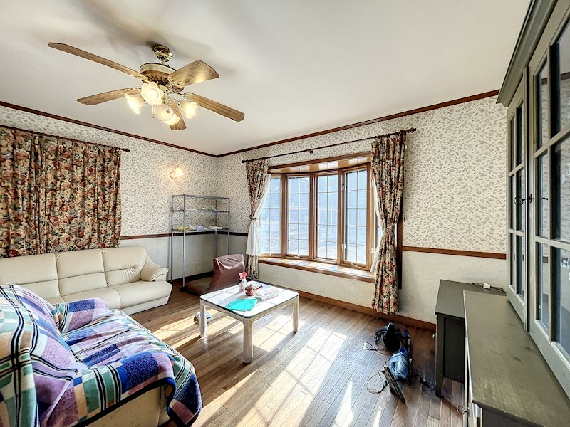 アールの出窓が優雅な雰囲気をつくりだします。 袋井市下山梨1丁目 その他