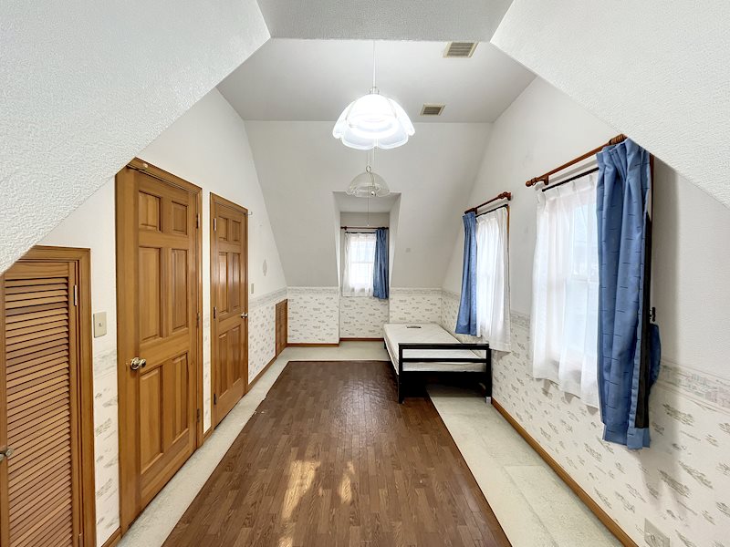 こちらの寝室はお子様など2つに仕切ることが出来る造りになっております。 袋井市下山梨1丁目 その他