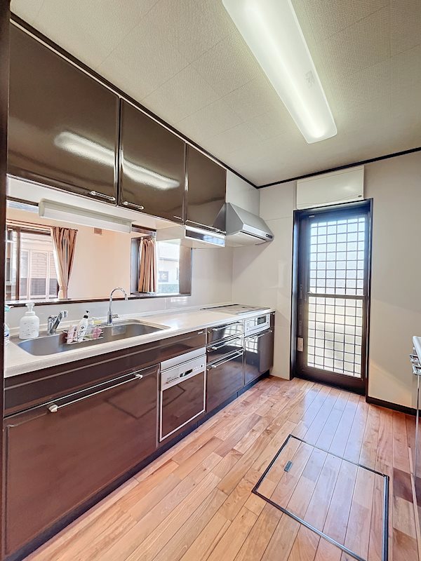 キッチンの色合いも落ち着いています。 菊川市下平川 その他