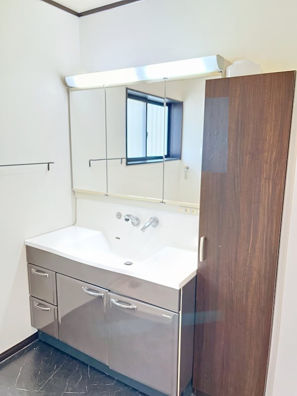 ワイドな鏡を備えた洗面化粧台です。 菊川市下平川 その他