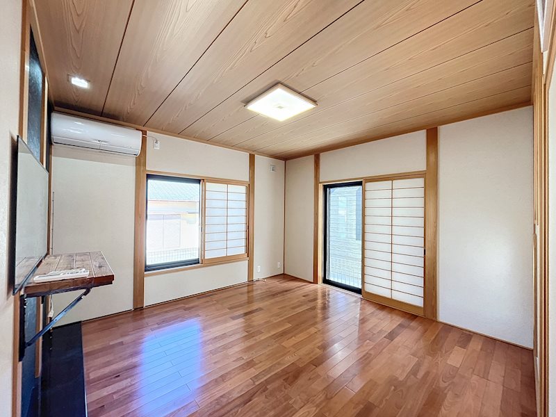 1階東側8帖のお部屋です。洋と和の融合で、落ち着いた雰囲気になっています。 菊川市下平川 その他