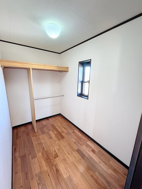 2階東側洋室に隣接する3帖のクローゼットです。 菊川市下平川 その他