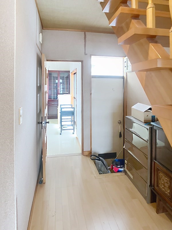 勝手口有り。階段下にスペースが有るのでオープンスペースですが収納等出来便利そうです。 掛川市二瀬川 その他