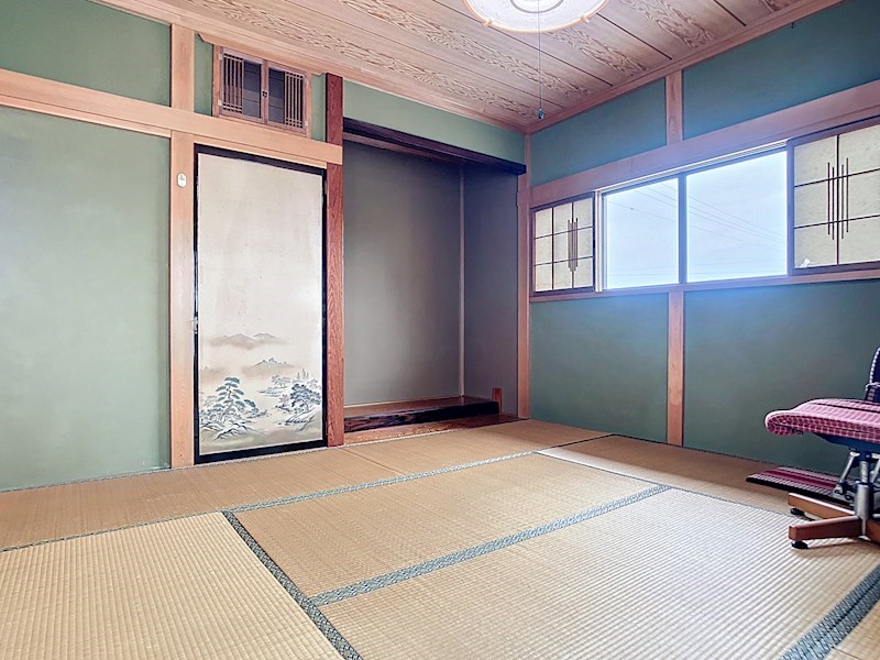 床の間の他に押し入れと神様の場所が設けられています。 掛川市二瀬川 その他