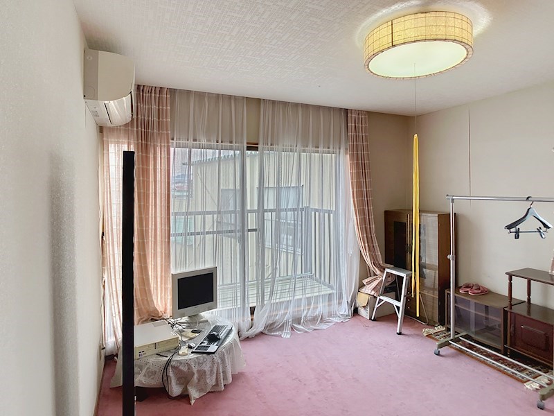 天井からのカーテンが優雅な雰囲気です。 掛川市二瀬川 その他