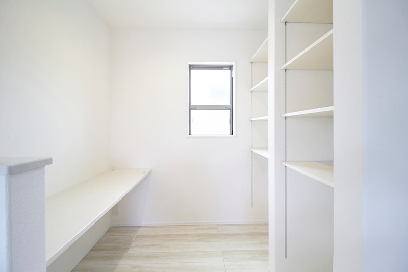 キッチン横にはカウンター付きのユーティリティールームを設けました。 袋井市下山梨 その他