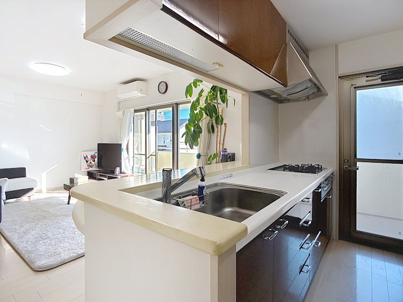 リビングの家族とつながる対面キッチンです! ディークラディア葵東 その他