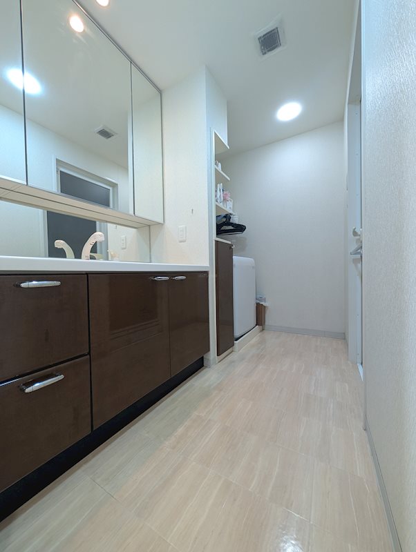 ワイドな三面鏡は開けると収納空間に! ディークラディア葵東 その他