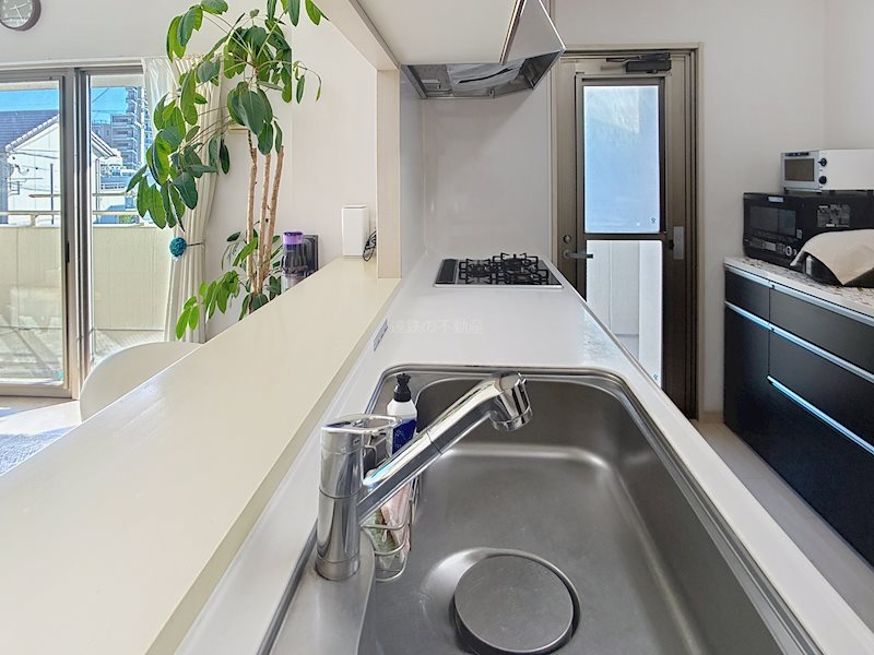 キッチンカウンターがあり、簡単な食事はこちらを利用するのもいいですね! ディークラディア葵東 その他