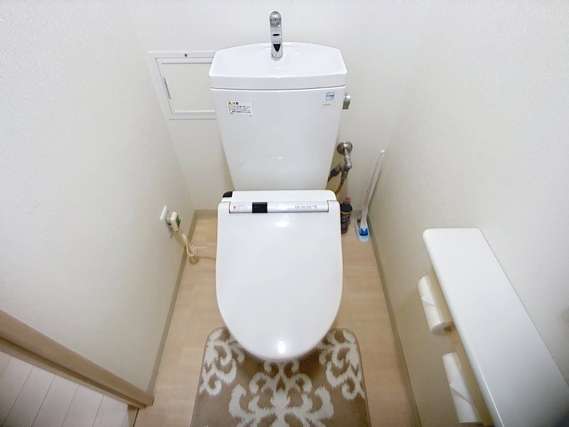 背面に収納を備えた使い勝手のよいトイレ ディークラディア葵東 その他