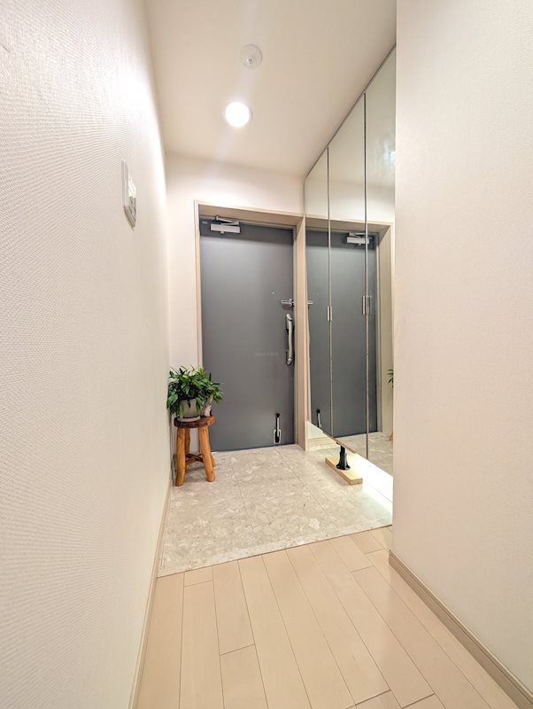 玄関は手軽に開閉できるプッシュプルタイプです! ディークラディア葵東 その他