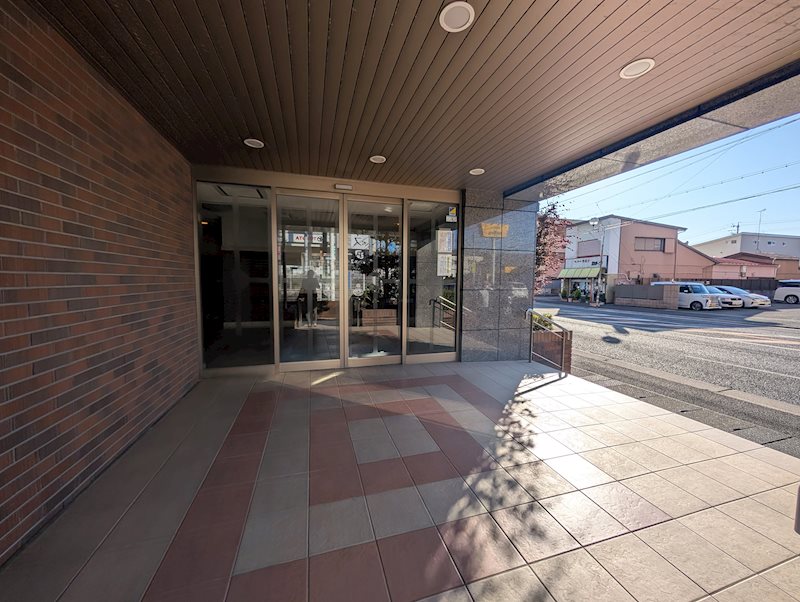 大通りに華やかな印象を与えるエントランス ディークラディア葵東 その他