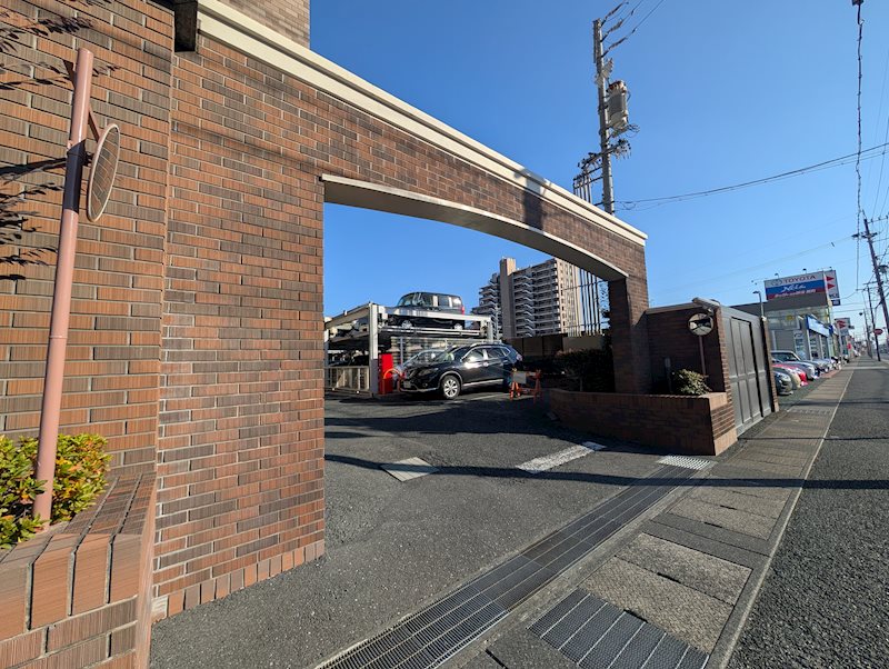 駐車場入口も品格あるフォルムです! ディークラディア葵東 その他