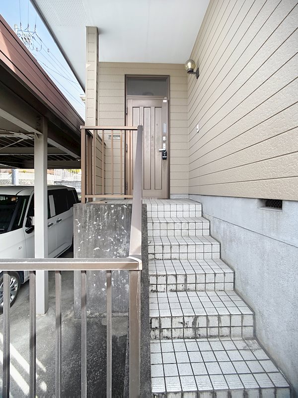 掛川市葛ヶ丘3丁目 現地写真（玄関）