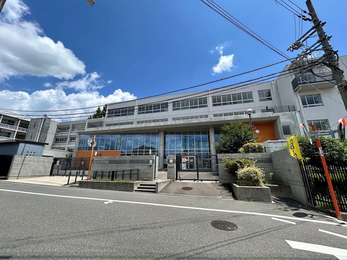 ネバーランドシエル箕面ロワイヤルN棟 中学校
