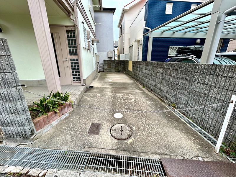 箕面市新稲6丁目 戸建 現地写真（駐車場）