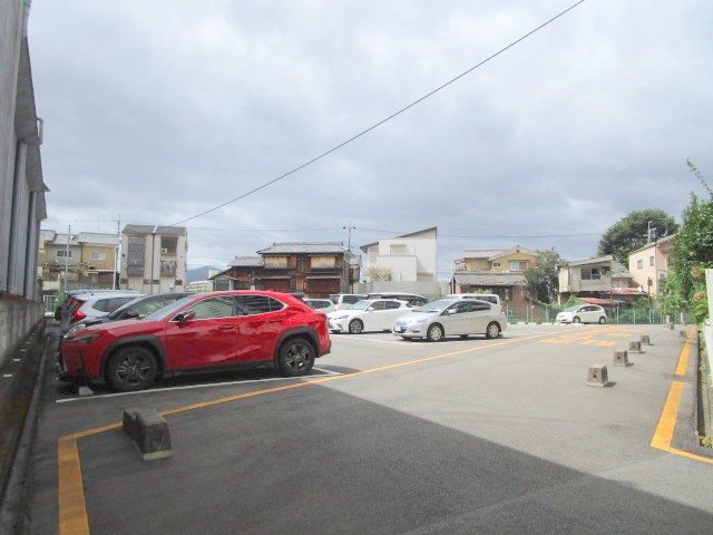 桂川ハイツ4号棟 共用部写真（駐車場）