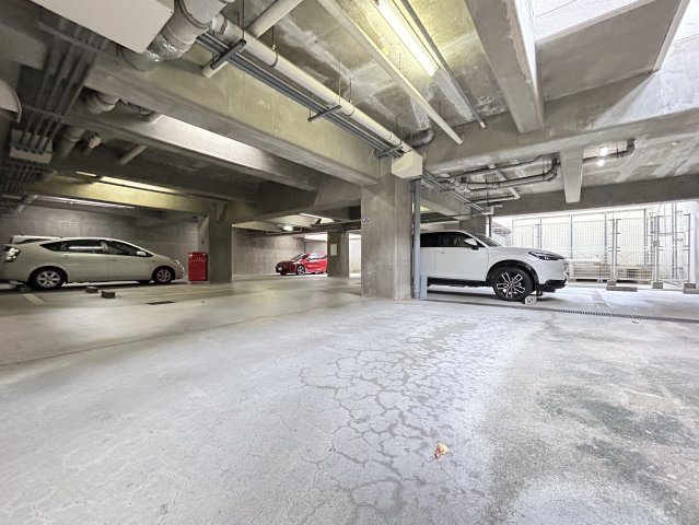 グレース嵐山 共用部写真（駐車場）