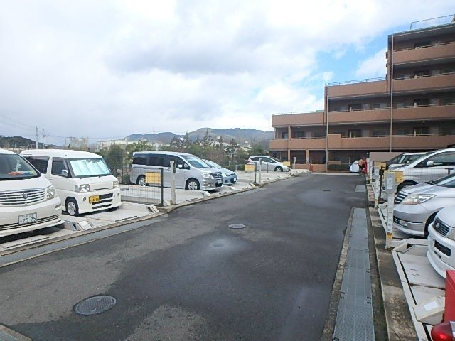 クレステージ桃山 共用部写真（駐車場）