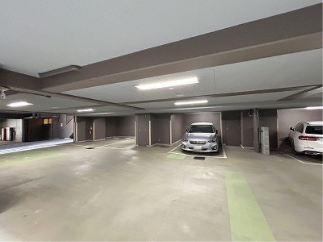 アールヴェール河原町二条 共用部写真（駐車場）