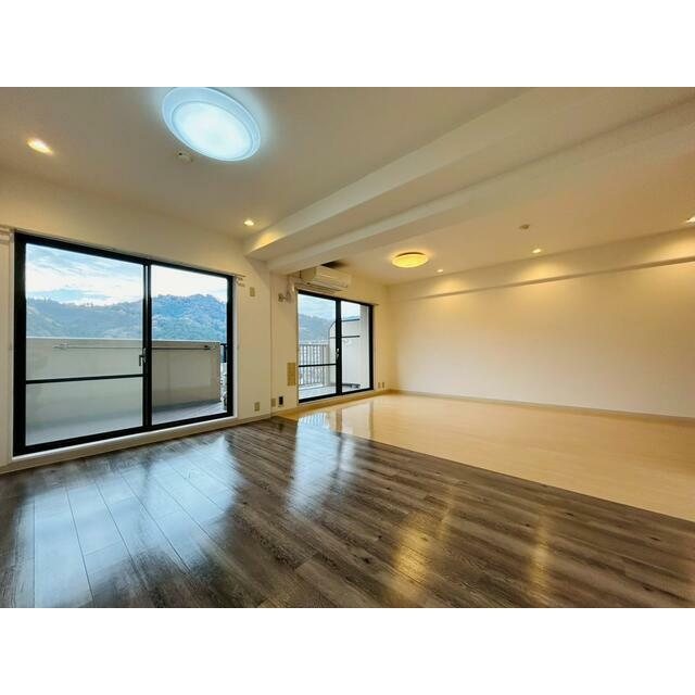 サンシティ桂坂壱番館 内観写真（リビング）