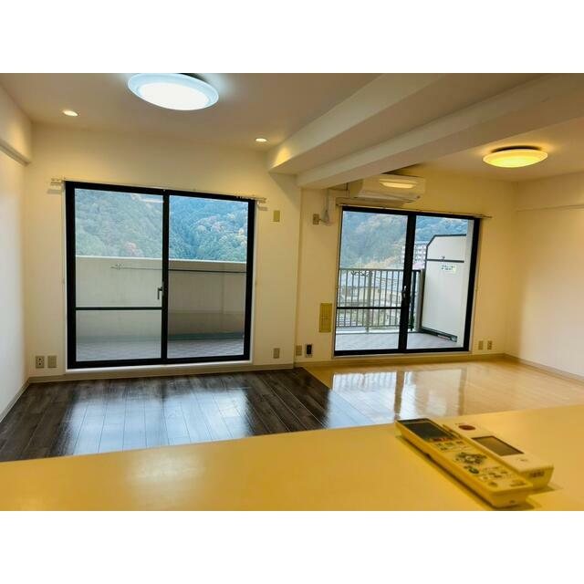サンシティ桂坂壱番館 内観写真（リビング）