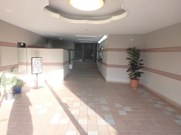 ルネ伏見東 共用部写真（ロビー）