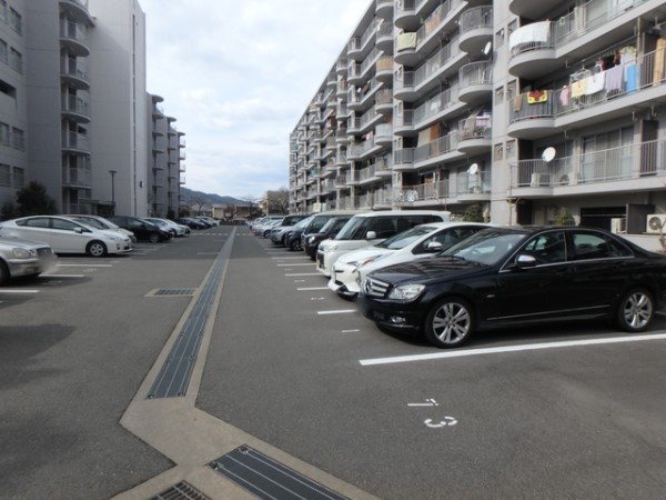 山科音羽マンションA棟 共用部写真（駐車場）