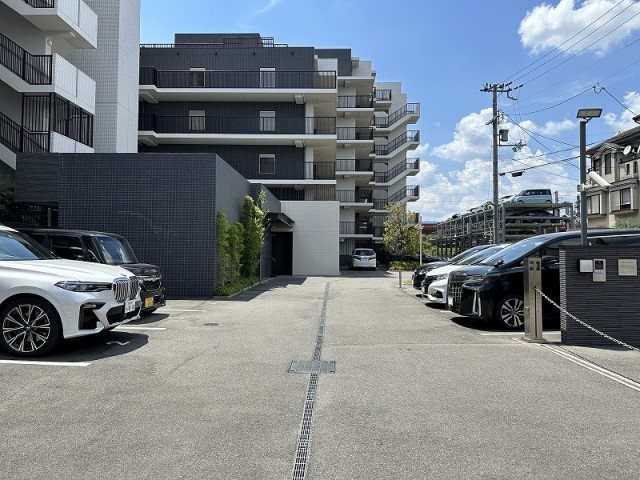 ジオ京都桂川 共用部写真（駐車場）