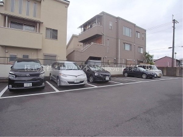 レスポアール三条朱雀 共用部写真（駐車場）