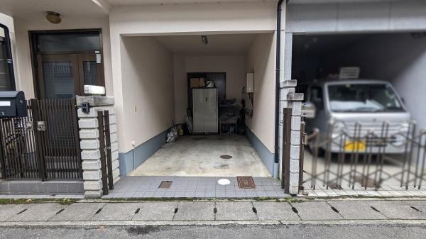京都市右京区太秦皆正寺町　中古戸建 現地写真（駐車場）