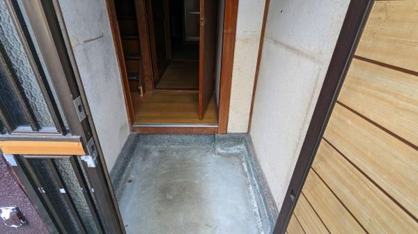 京都市山科区小山中ノ川町　中古テラスハウス 現地写真（玄関）
