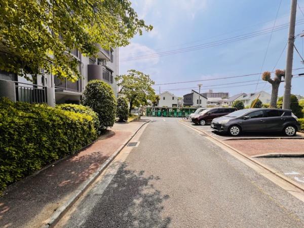 新檜尾台第2次住宅2号棟 共用部写真（駐車場）