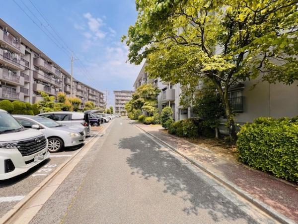 新檜尾台第2次住宅2号棟 共用部写真（駐車場）