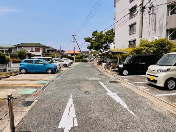 新檜尾台第2次住宅2号棟 共用部写真（駐車場）