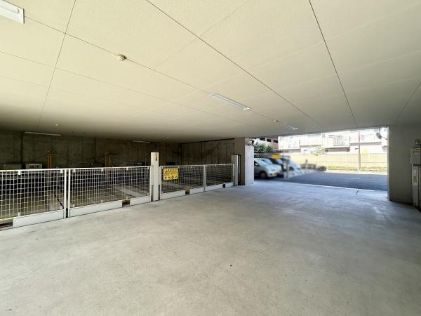 クラウンセゾン深井 共用部写真（駐車場）